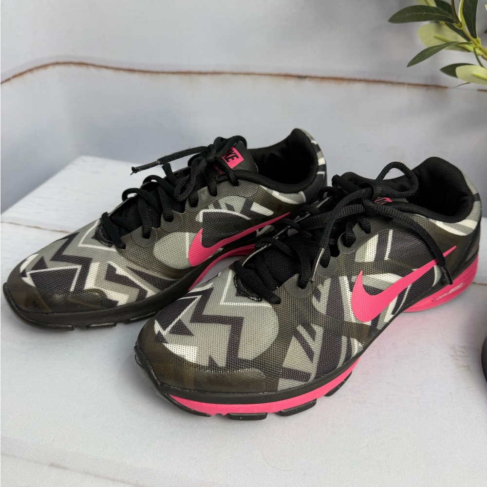 Nike Training Dual Fusion TR Sneakers Pink Black Camo Size 9